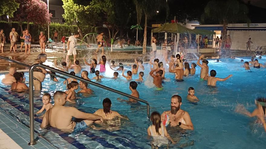 Cerca de 400 personas disfrutan de las noches en la piscina de Massanassa