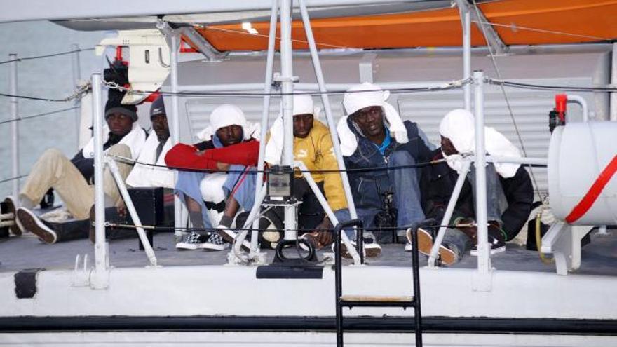 Parte de los 145 inmigrantes que viajaban en el mercante turco &quot;Pinar&quot; desembarcan en Porto Empedocle.