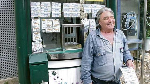 Un vendedor de cupones de la ONCE en Lloseta.