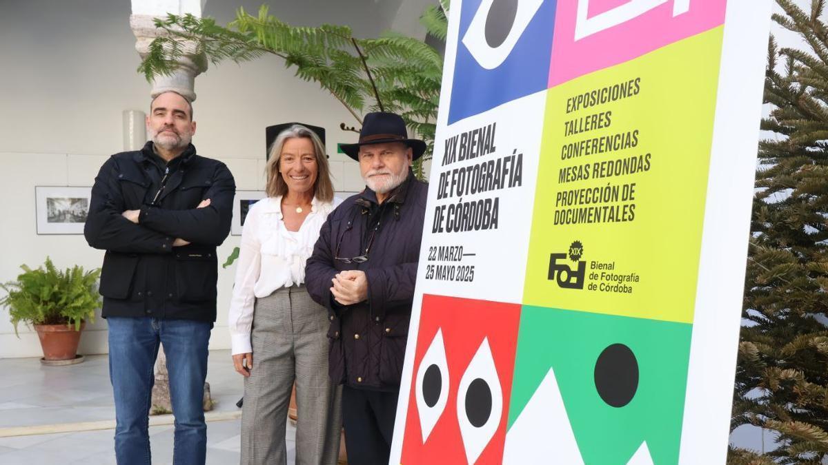 Óscar Fernández, Isabel Albás y José Gálvez, en la presentación de la 19 Bienal de Fotografía de Córdoba.