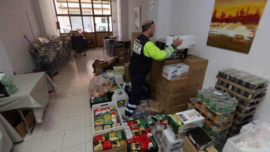 Miguel Sánchez recoge los alimentos para vaciar el local de Son Gotleu.