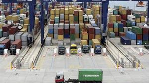 Terminal de contenedores en el puerto de Barcelona.