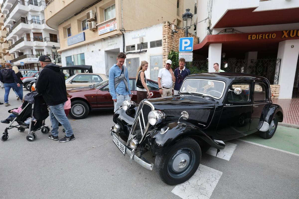 Flores, motos y coches en 'Anar a maig' en las fiestas de Santa Eulària