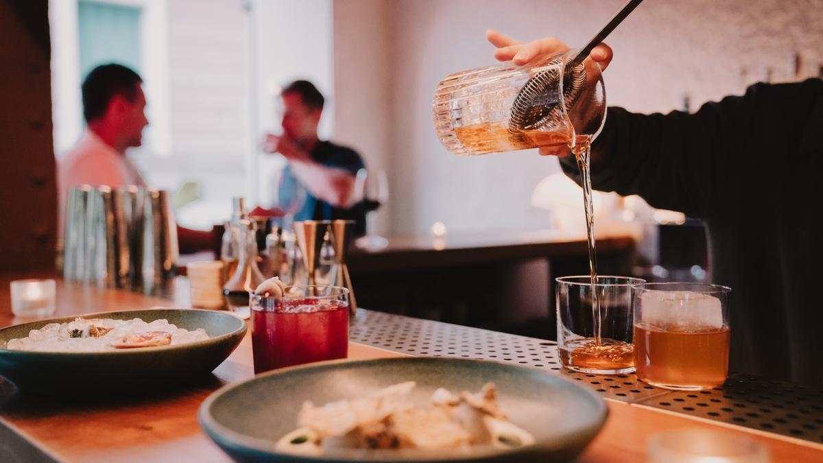 El camarero del Llama Inn, un restaurante vanguardista de cocina peruana, sirve un cóctel en el restaurante.