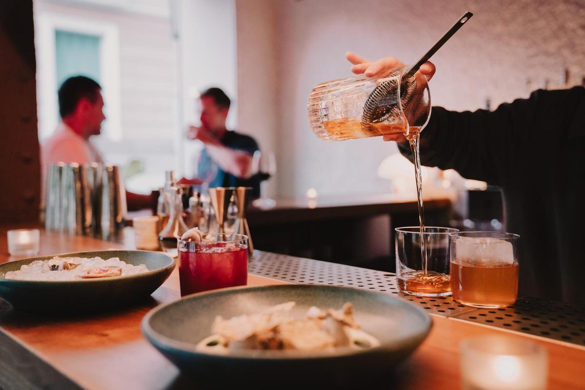 El camarero del Llama Inn, un restaurante vanguardista de cocina peruana, sirve un cóctel en el restaurante.