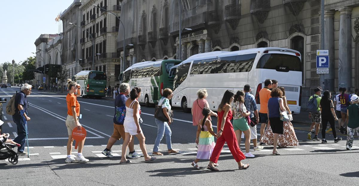 Turistas de regreso de la visita al centro de Barcelona, junto a los autocares aparcados en la Estació de França.
