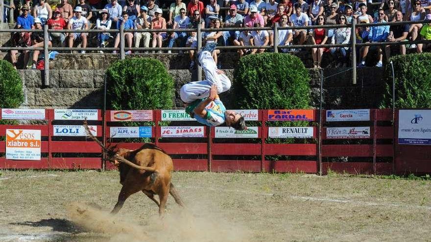 Un momento de la pasada capea, en la &quot;Festa da Xuventude&quot; de Valga. // Iñaki Abella