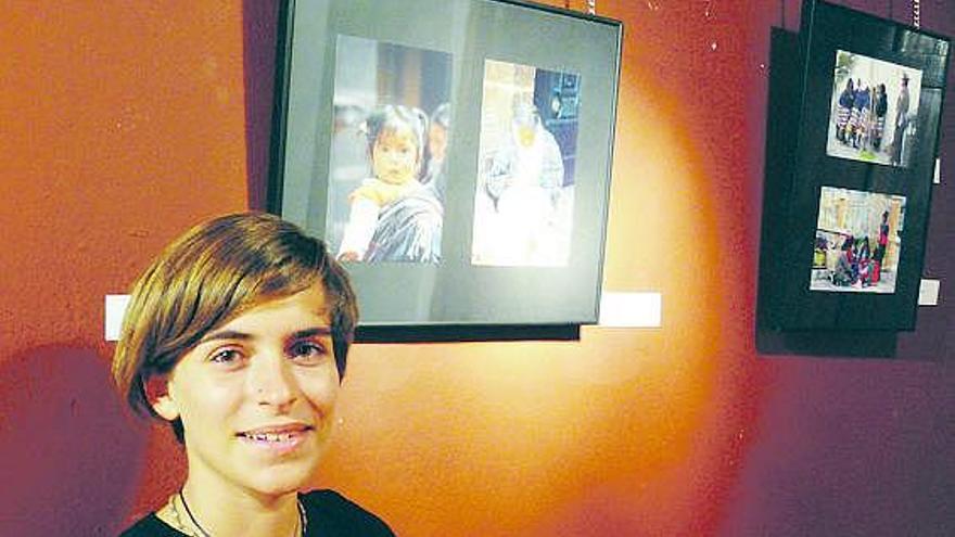 La fotógrafa Berenguela de Arredondo, ante algunas de las instantáneas que conforman la muestra, en Llanes.