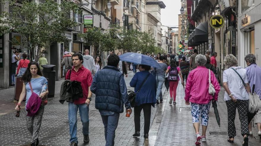 La lluvia abarrotó ayer de turistas el centro de Palma: la isla está viviendo su arranque de año con más presión turística.