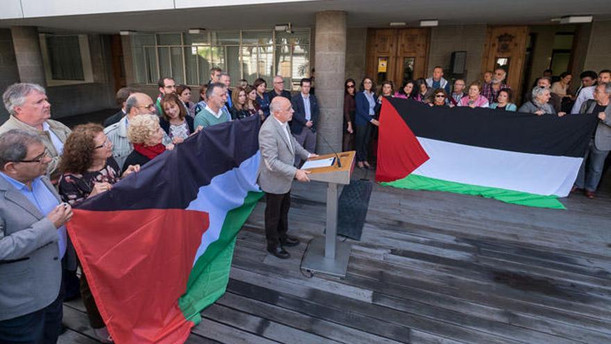 El Cabildo suspende el izado de la bandera de Palestina