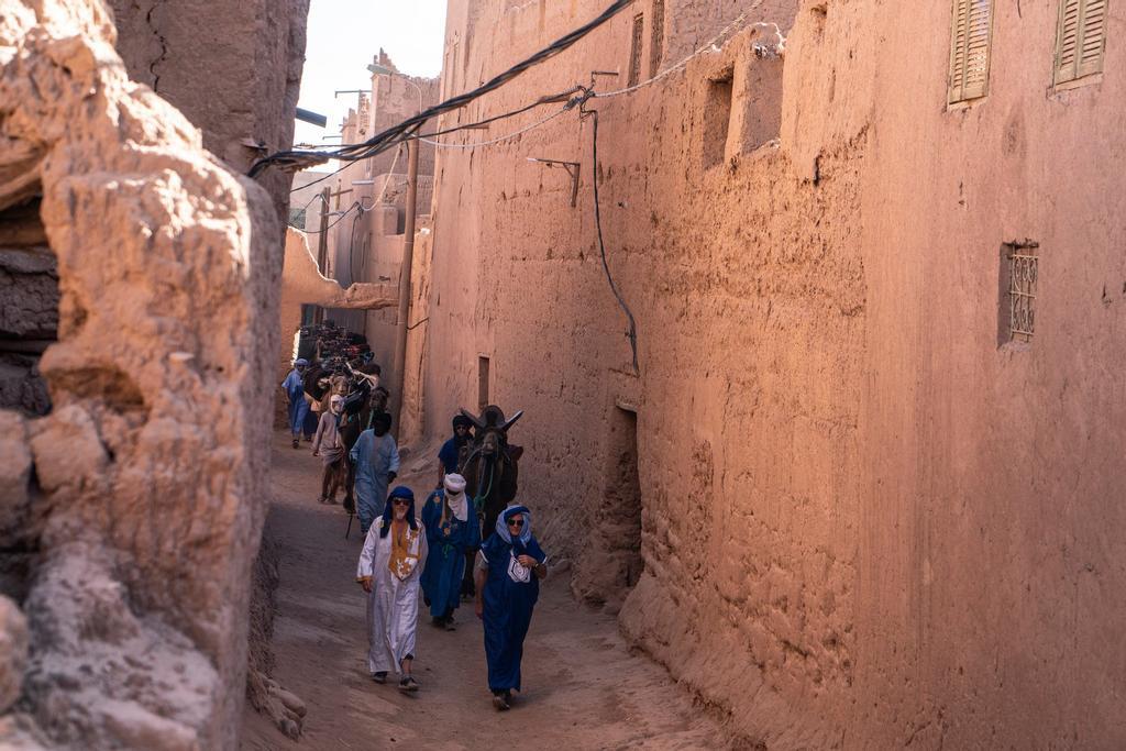 Llegada de la caravana a uno de los pueblos de la ruta.