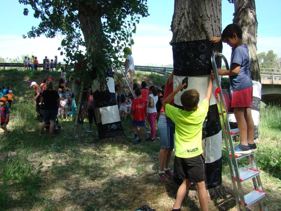 Infants de Sant Salvador creen el 'bosc de l'alegria'