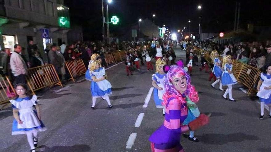 Desfile del entroido de Mos, anoche. // A. Hernández