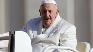 El papa Francisco padece una "bronquitis infecciosa", pero experimenta una "notable mejoría"
