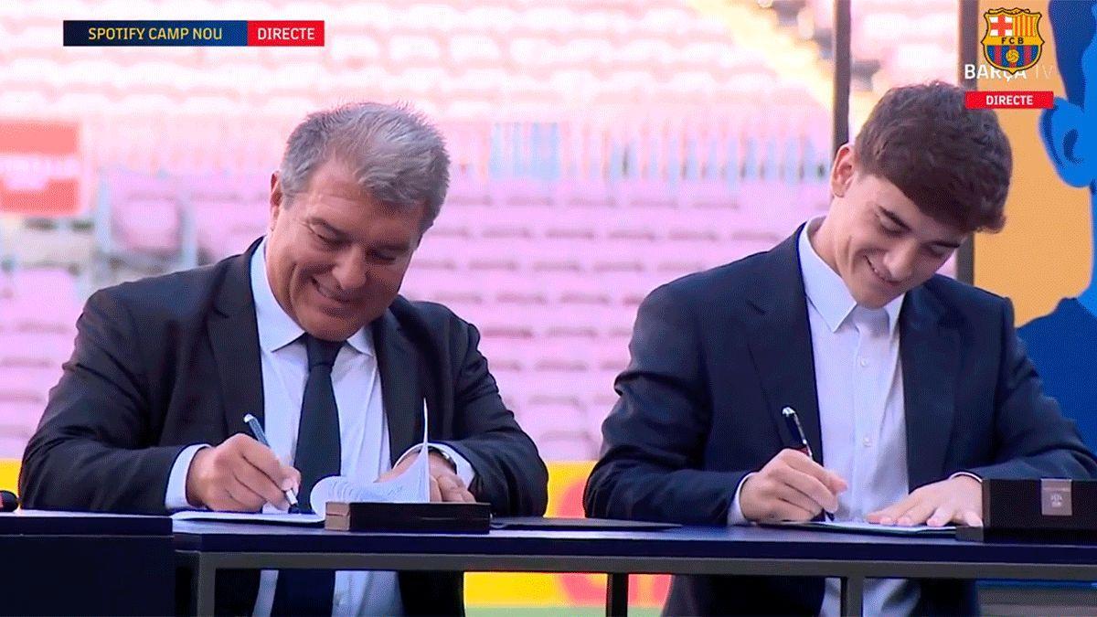 Gavi firma su renovación junto a Joan Laporta