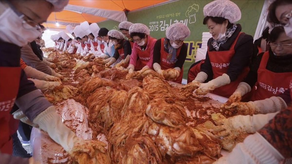 Elaboración tradicional de kimchi en Corea del Sur