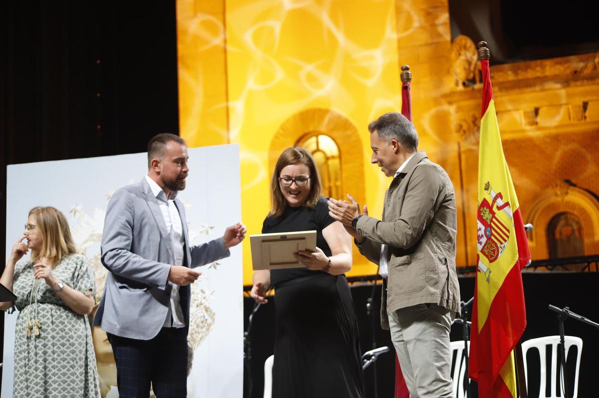 Luis González, Presidente de la Asociación de Vecinos de la Virgen de las Huertas, hace entreda de un obsequio a la pregonera.