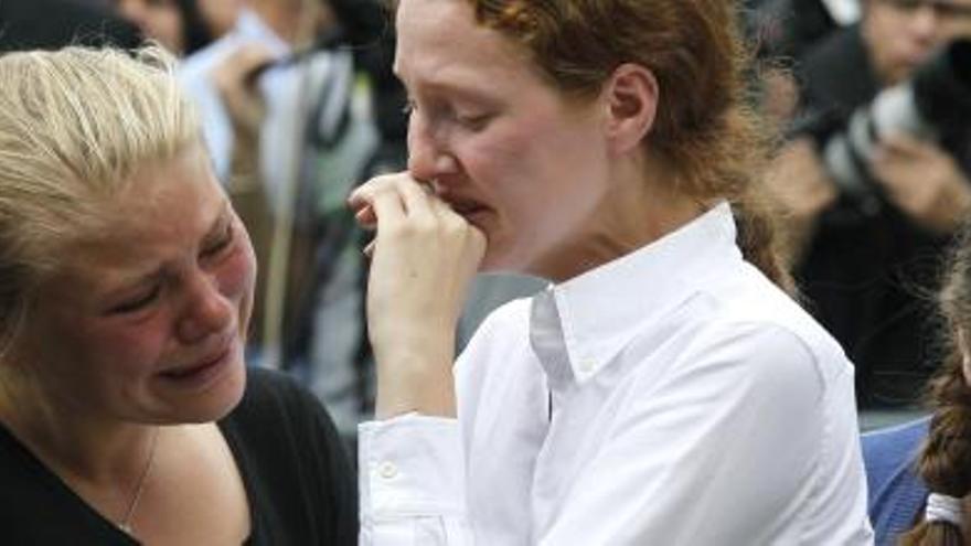 Jóvenes supervivientes de la masacre, en el funeral.