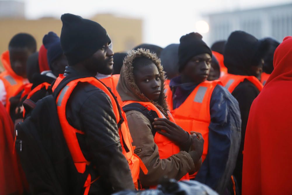 Llegan al puerto de Málaga 148 personas ...