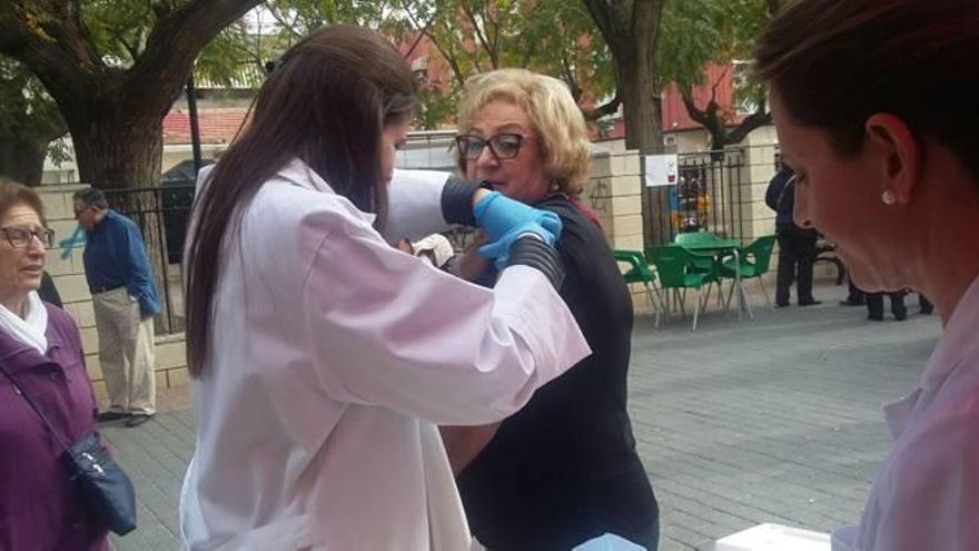 Vacunando en plena calle y en el Centro de Mayores de Aspe durante la campaña presente y pasada.