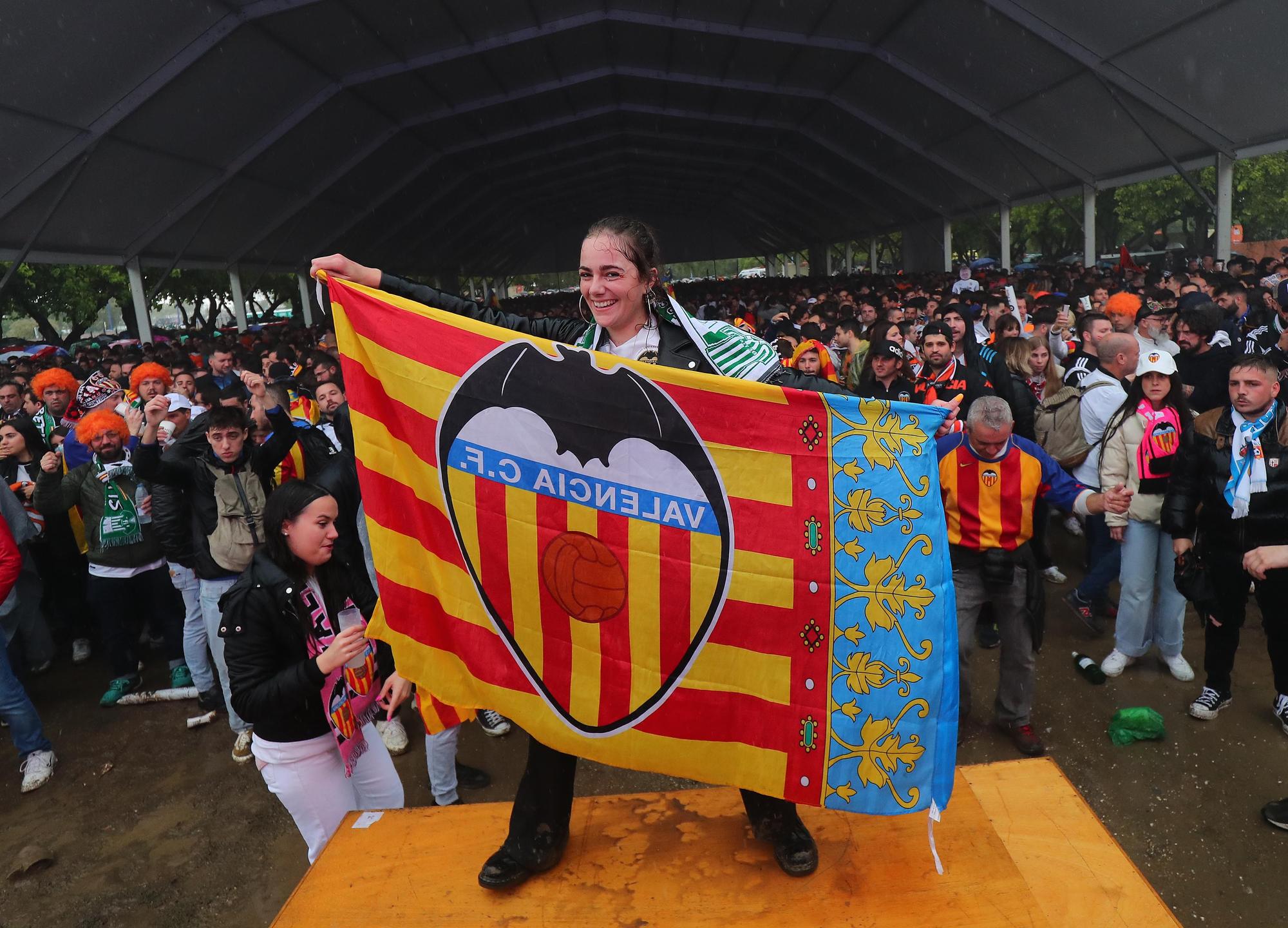 La Fan Zone de Sevilla: una previa pasada por agua