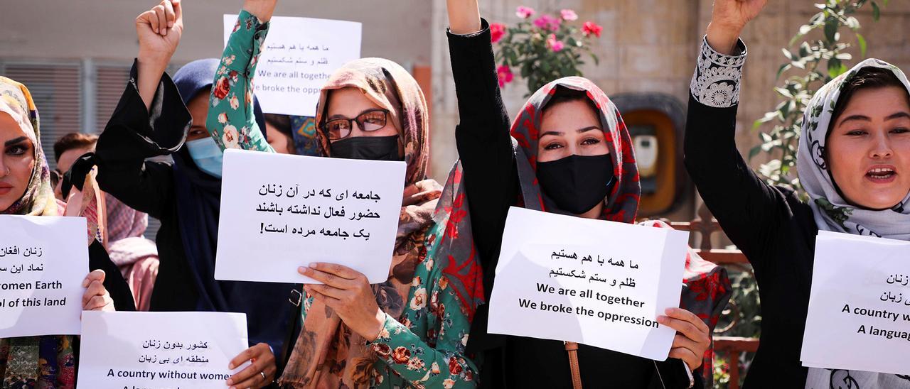 Mujeres y activistas afganas durante una protesta en Kabul, Afganistán, en 2021