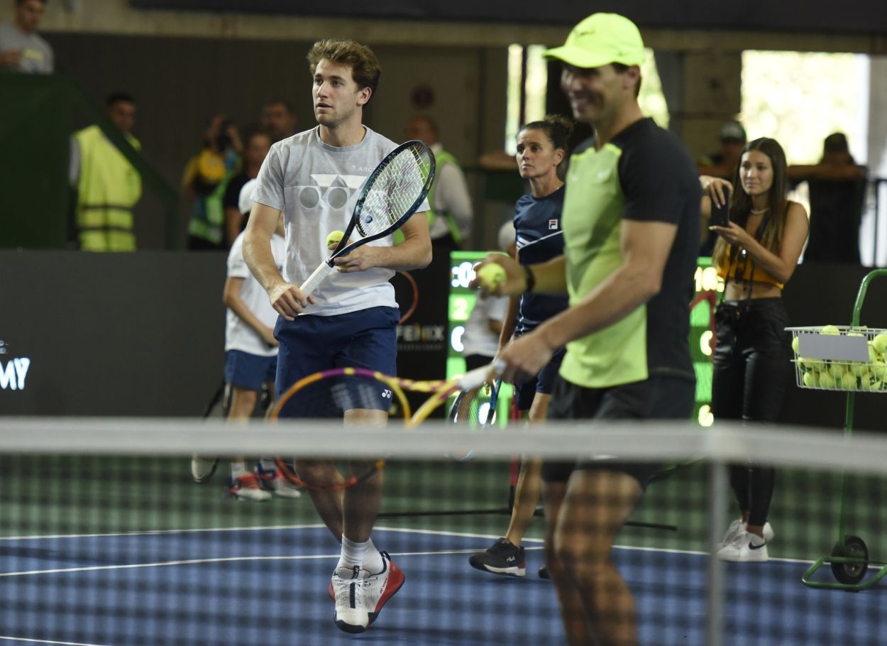 Nadal se divierte jugando al tenis junto a Sabatini en Argentina