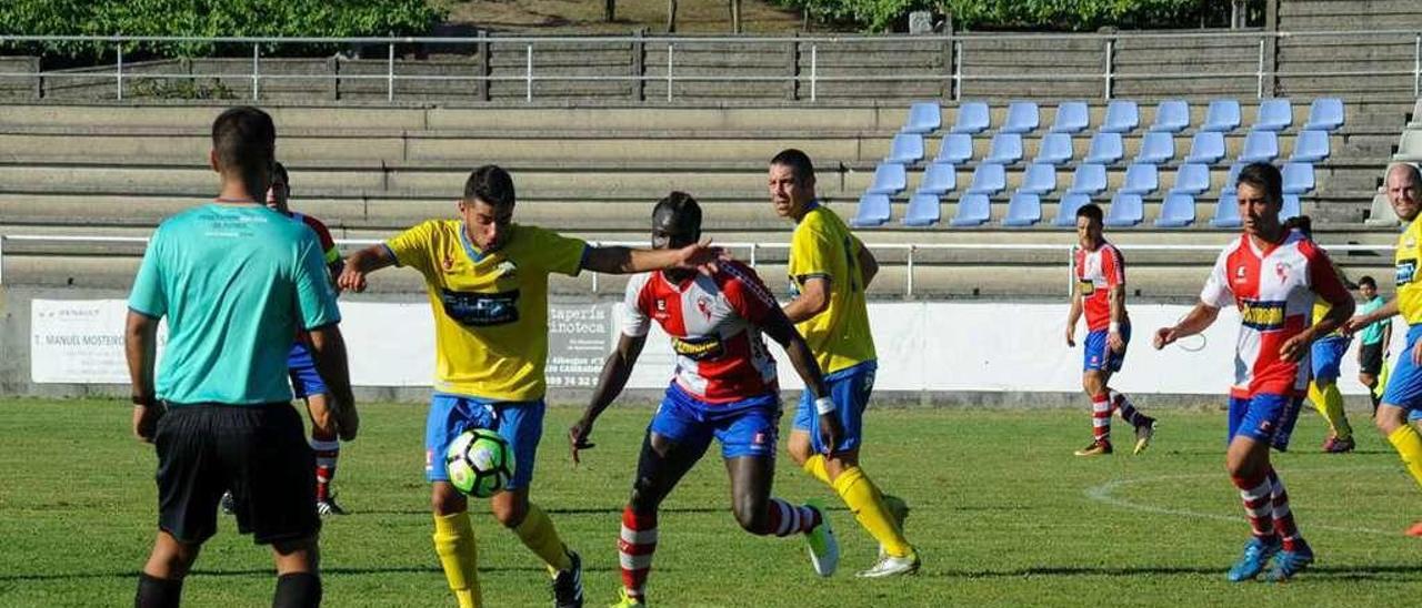 Imagen de uno de los partidos de pretemporada del Juventud de Cambados y Arosa. // Iñaki Abella