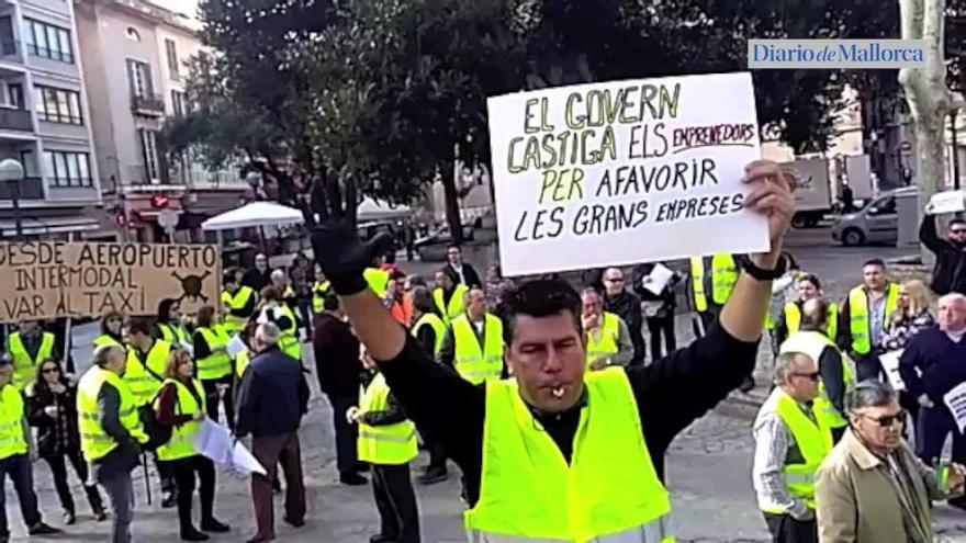 Concentración de taxistas en la plaza del Mercat