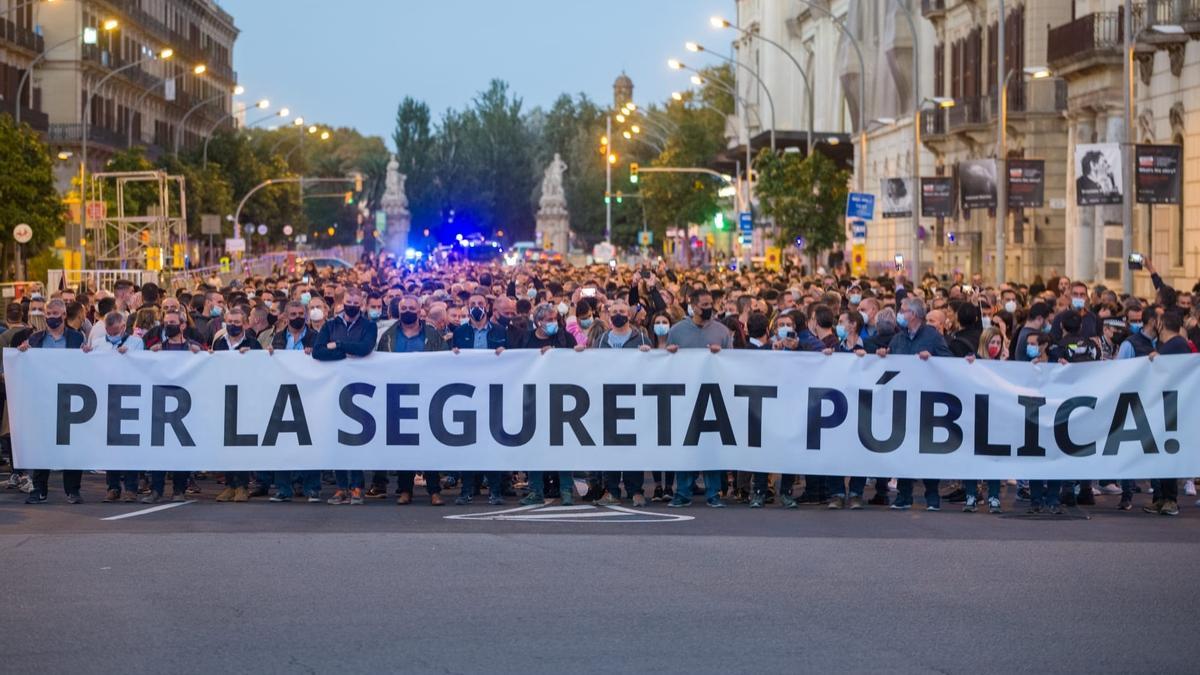 Guardia Urbana y Mossos exigen más respeto a su autoridad en una protesta multitudinaria en Barcelona.