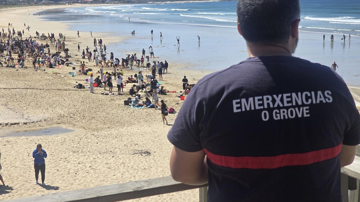Los adolescentes se divierten como niños en A Lanzada