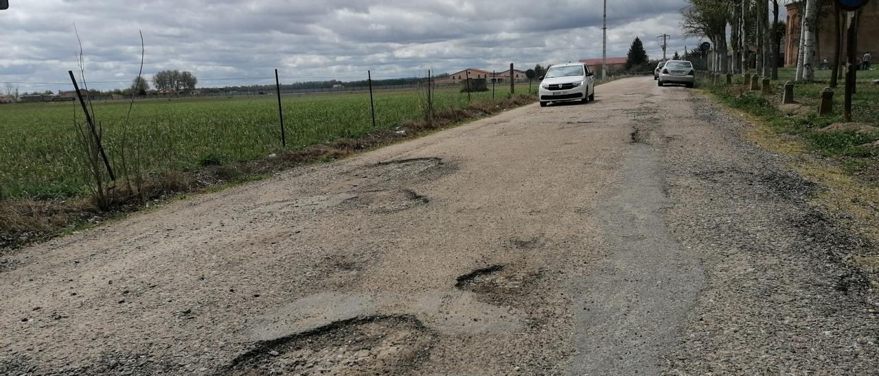 Un vehículo sortea los baches de la carretera de acceso a la ermita del patrón de Toro