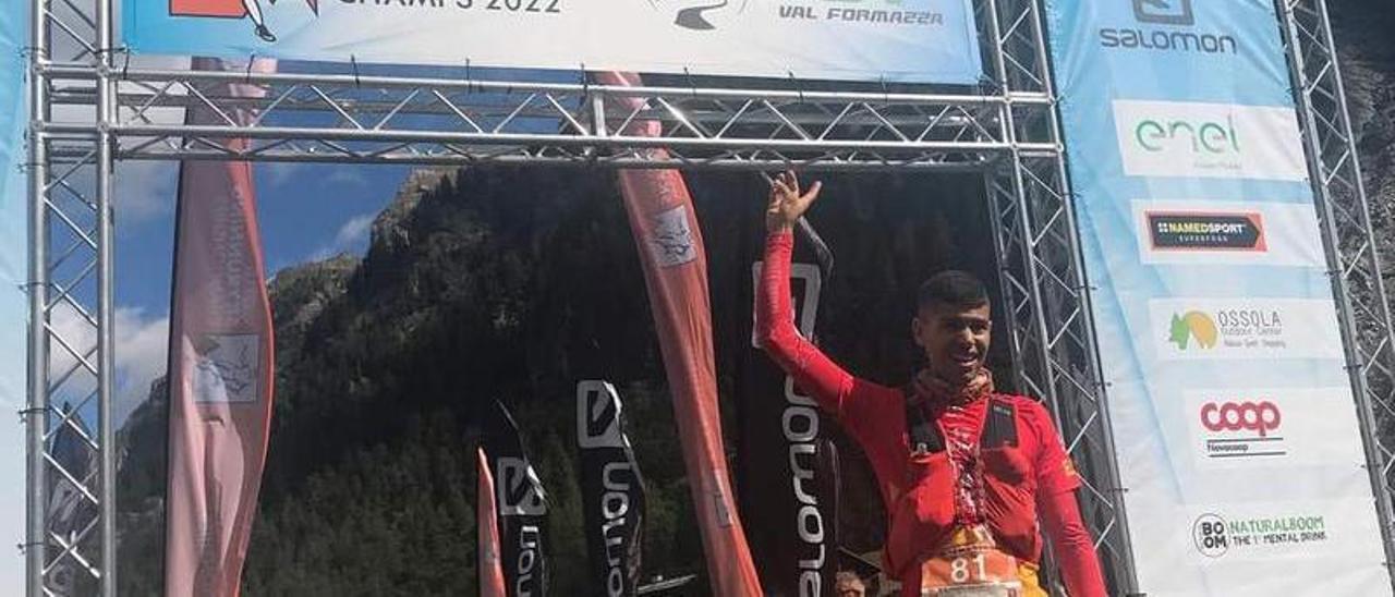 Alejandro Mayor, cruza la línea de meta en tercera posición, en el SkyUltra