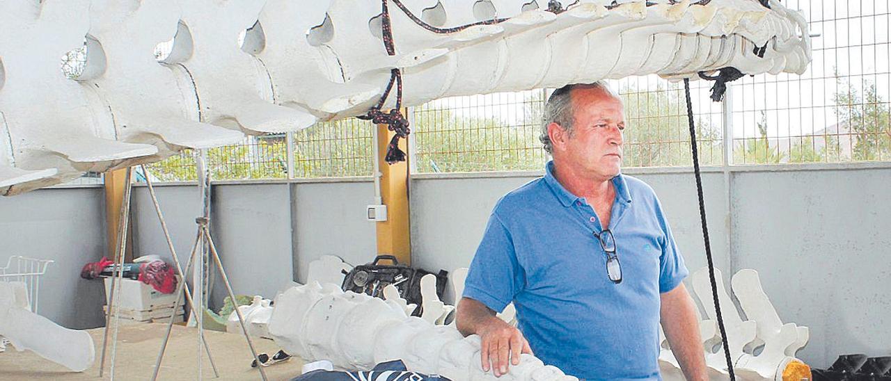Manuel Carrillo junto a estructuras óseas de cetáceos en la estación biológica de La Oliva.