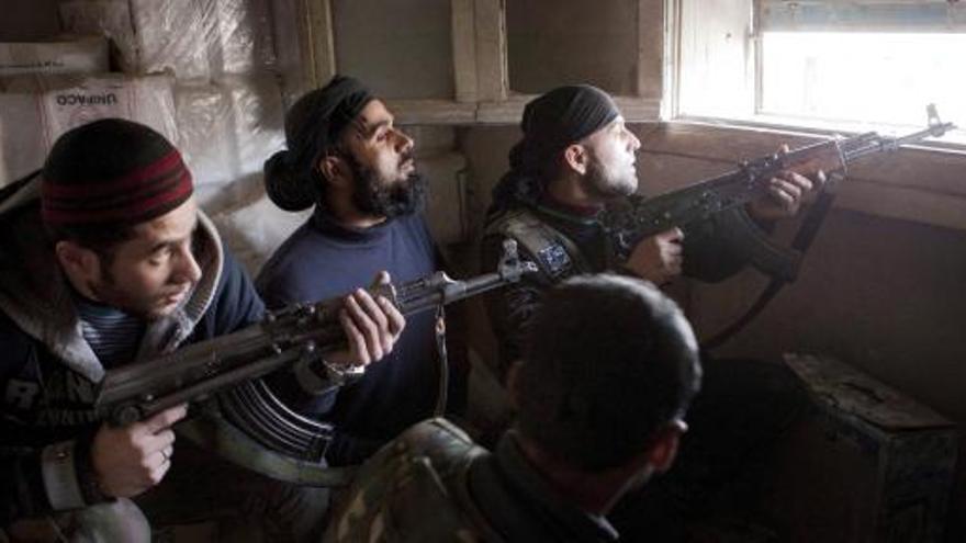 Rebeldes sirios preparándose para disparar contra el ejército
