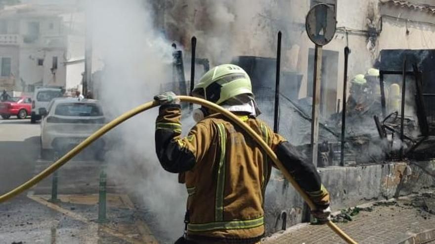 Die Feuerwehr löschte den Brand im Carrer Torrent an der Playa de Palma.