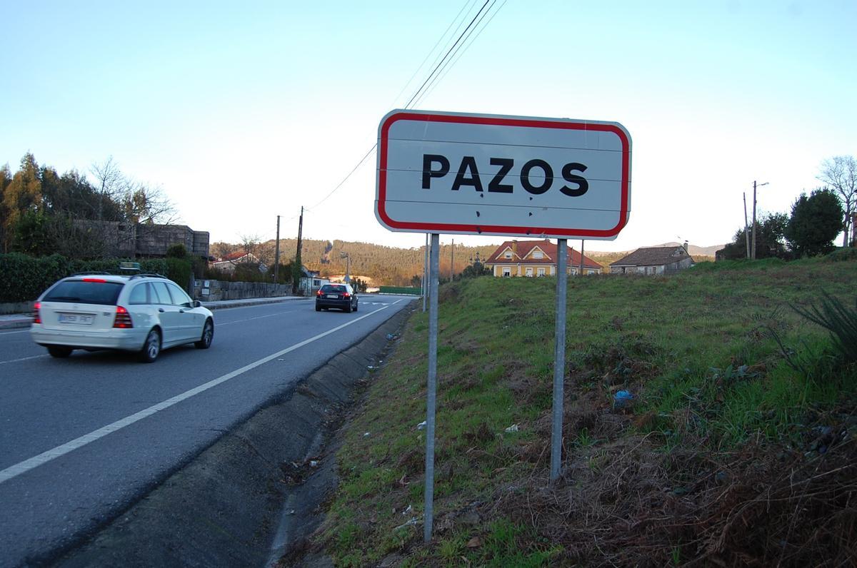 Cartel en el acceso por carretera a Pazos.