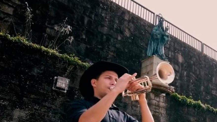 TROMPETAS. Eneko Irigoien, uno de los trompetistas del grupo, interpretando la ‘Rianxeira’ ante la Guadalupe.