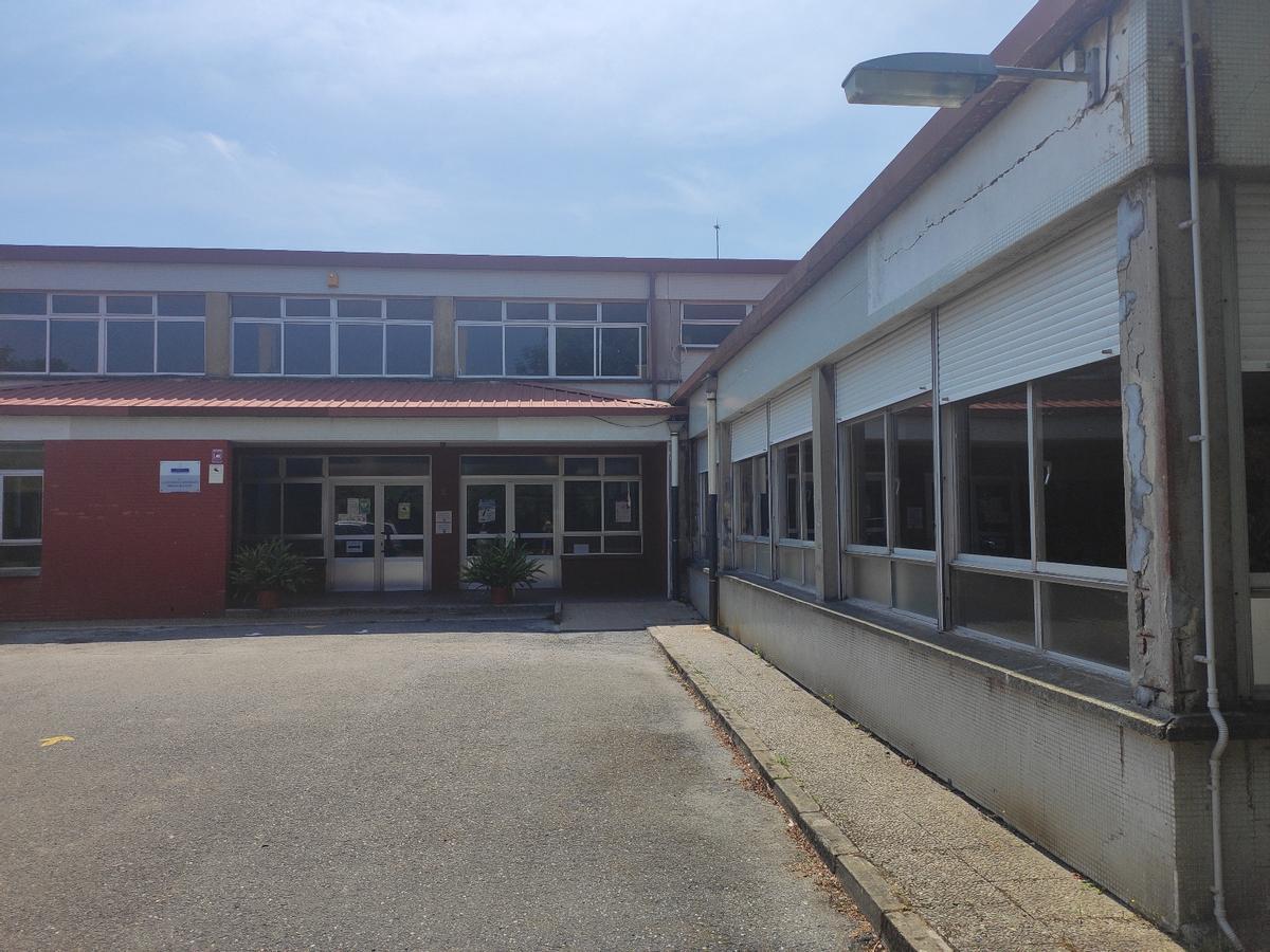 EN IMÁGENES: Las familias del colegio "Campiello" de Piedras Blancas piden reparaciones en el centro, que cumple 50 años