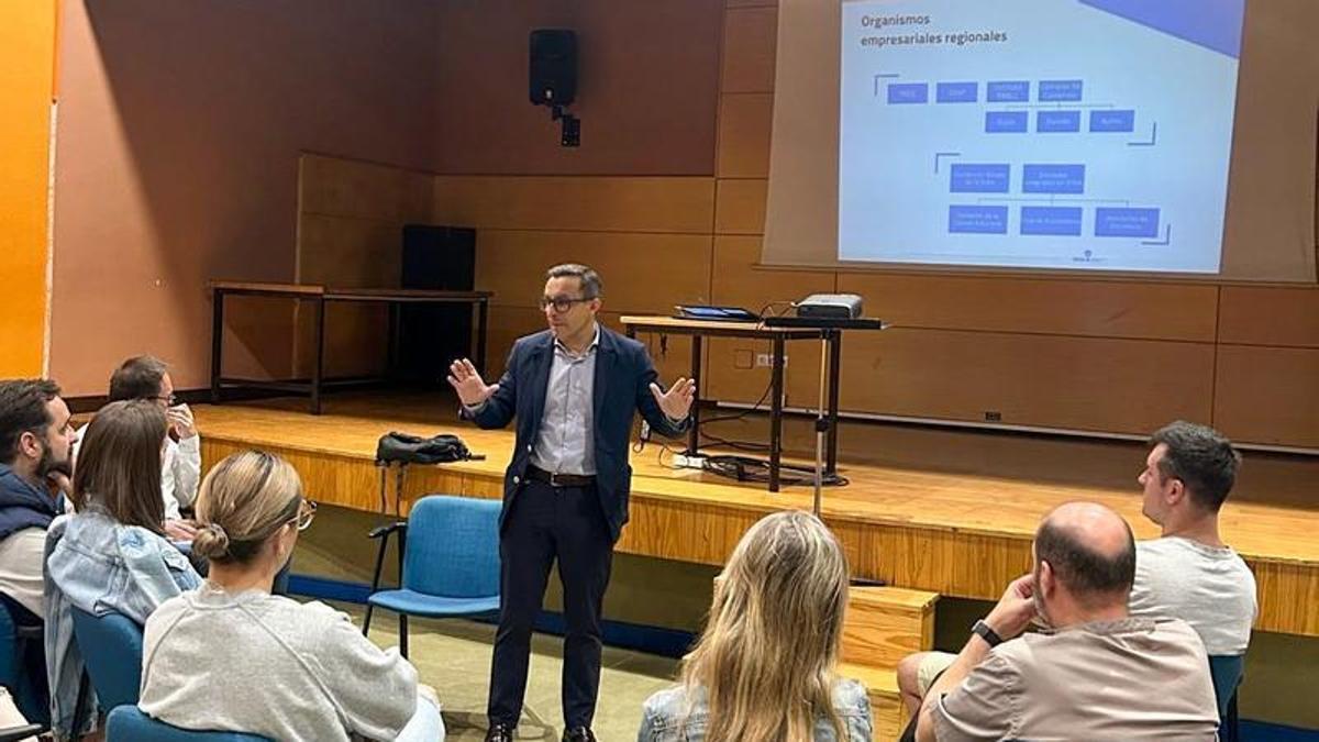 Fernando Corral, en la reunión con empresarios del sector hosteleros.