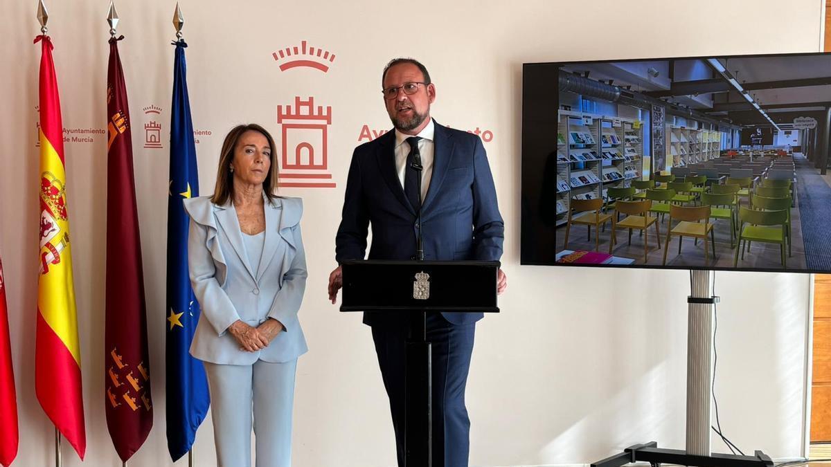 Los ediles de Educación, Belén López, y Desarrollo Urbano, José Guillén, presentan las novedades del contrato de mantenimiento municipal.