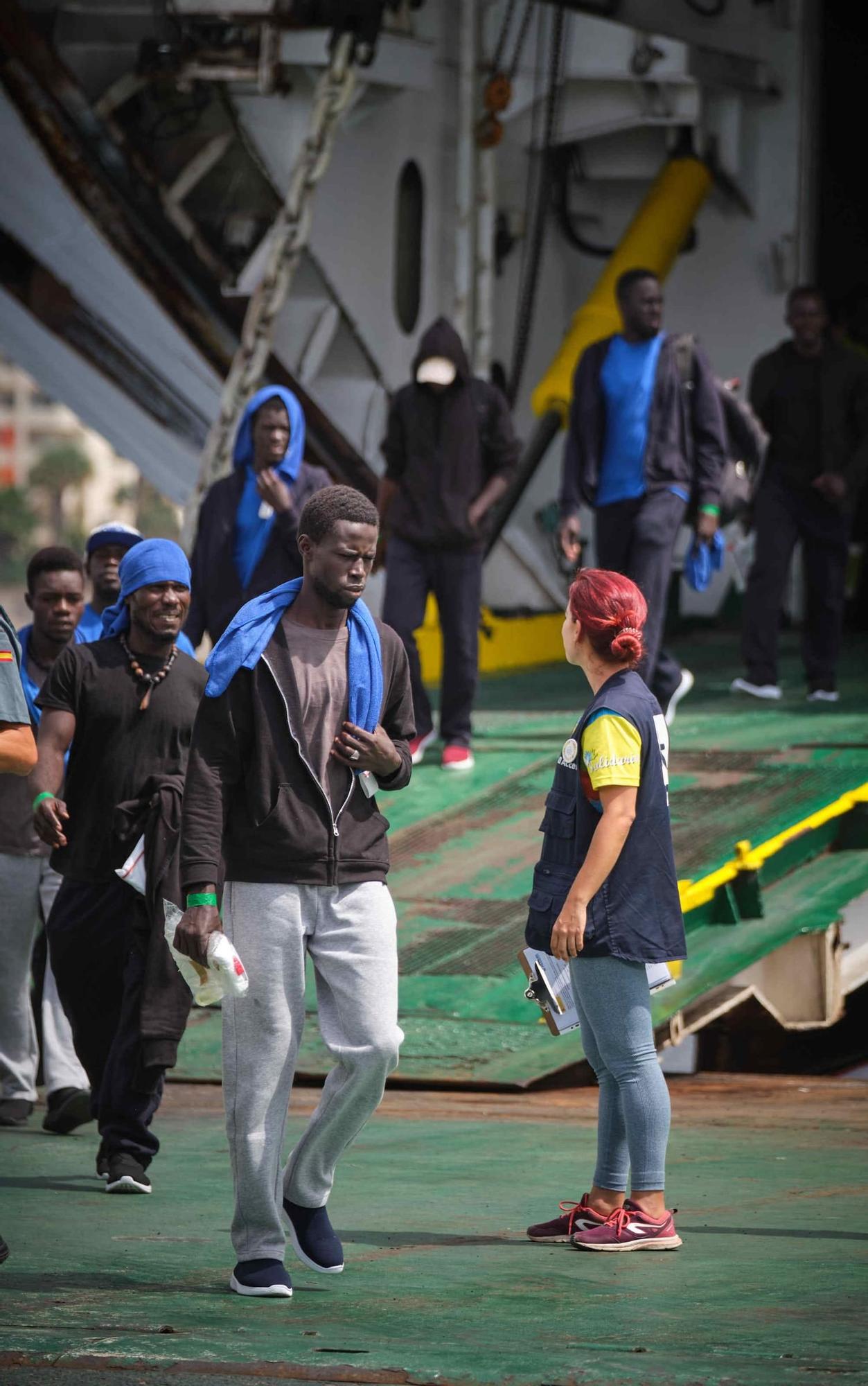 Llegada del ferry Armas con migrantes desde El Hierro