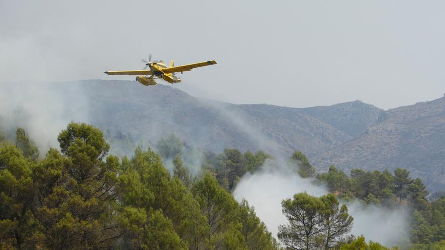 Casi 50 medios aéreos atacan el fuego en la Vall d&#039;Ebo y Bejís