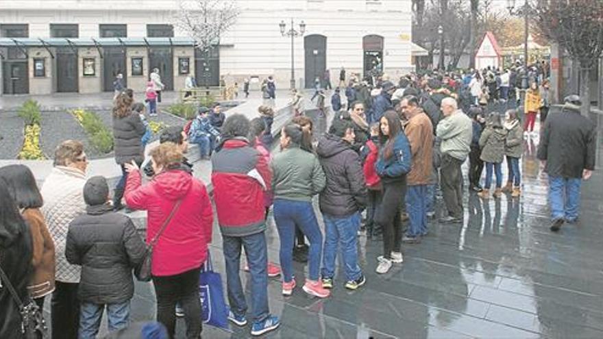 El roscón que comparten miles de vecinos comparten el roscón de Reyes