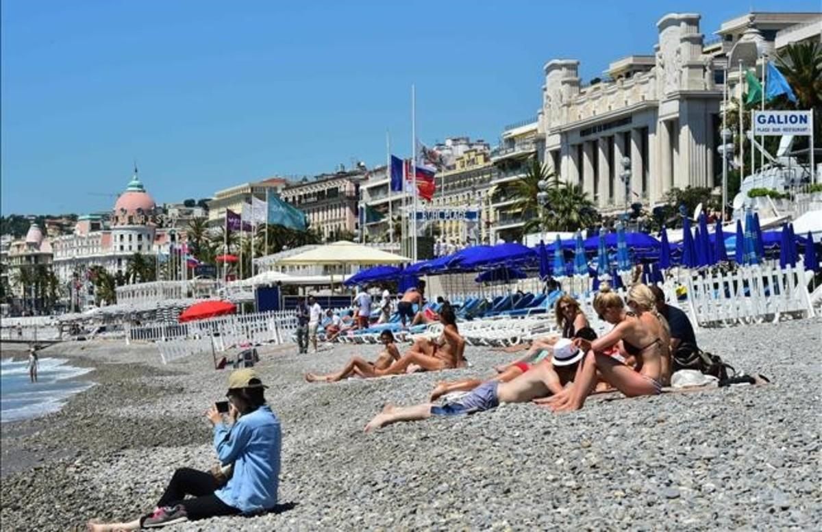 Ciudadanos disfrutan de la playa frente al Paseo de Los Ingleses