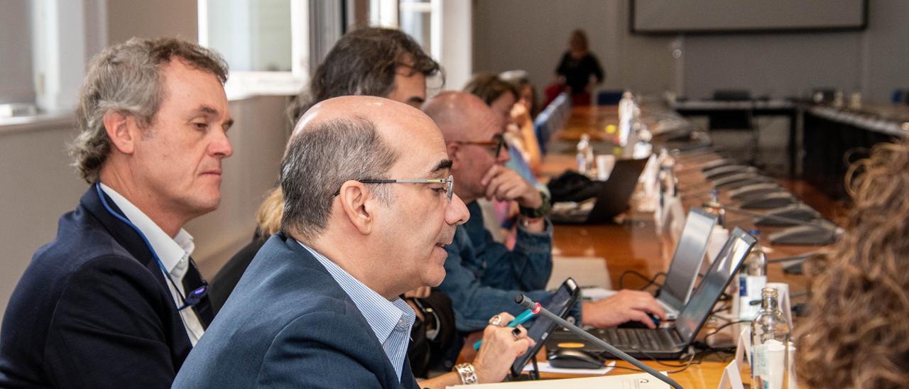 El gerente de la ULPGC Roberto Moreno y el director de Presupuestos Arturo Melián, en el pleno del Consejo de Gobierno celebrado ayer.