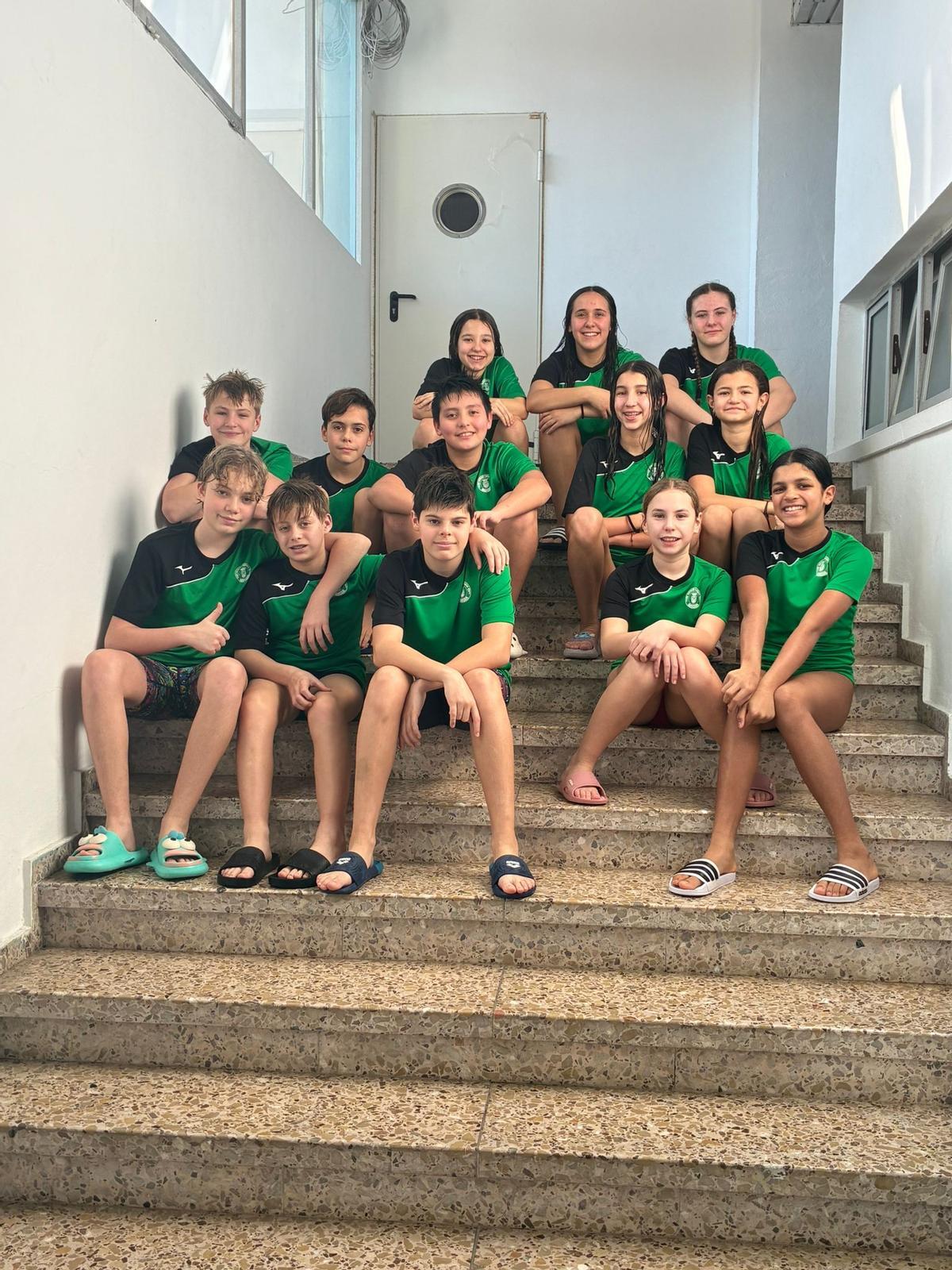 Nadadores y nadadoras alevines el NiE Gandia