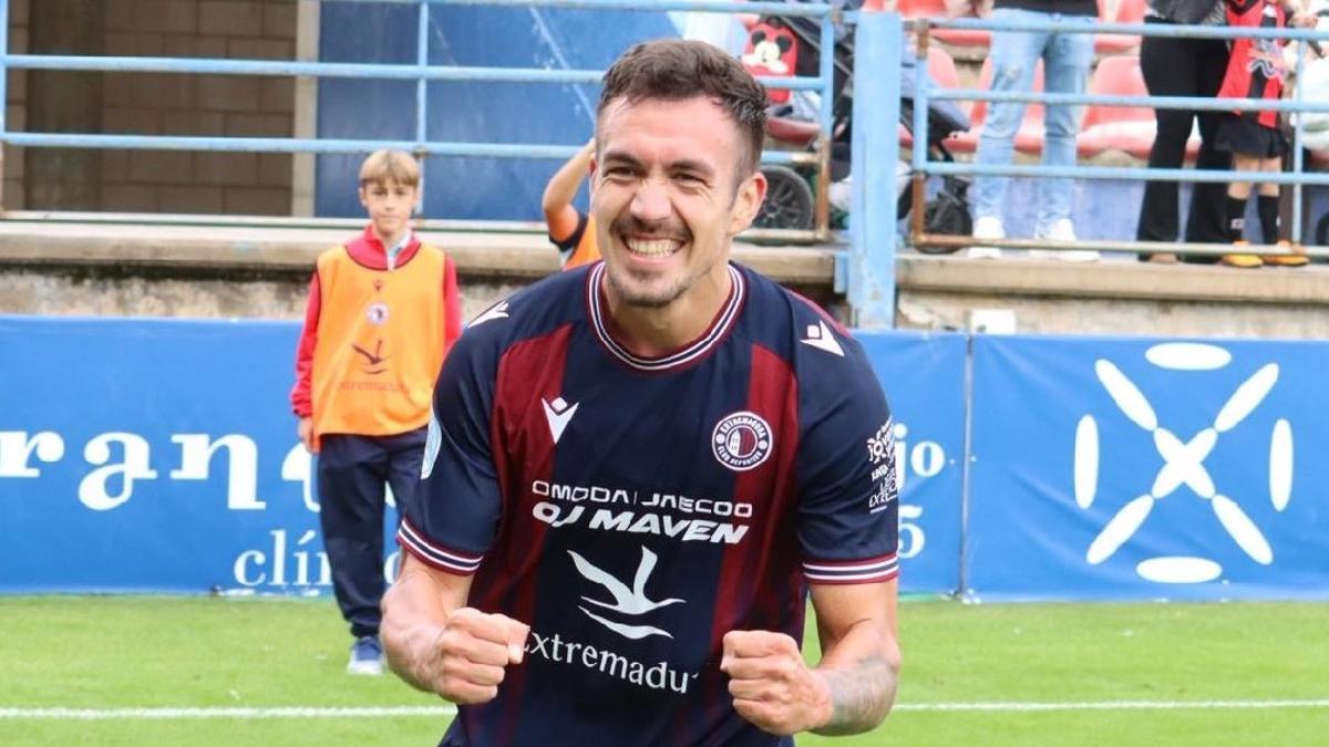 Maikel celebra el gol del triunfo del Extremadura ante el Estepona.