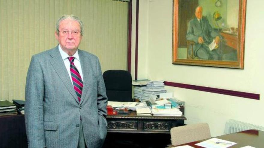 Claudio Fernández Junquera, en su despacho de Gijón, durante la conversación con LA NUEVA ESPAÑA. Detrás, un retrato de su abuelo Gumersindo Junquera.  juan plaza