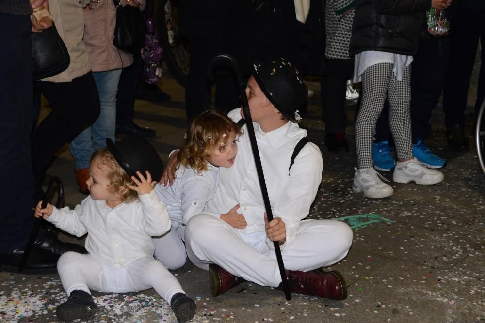 Participantes en el desfile del Momo en Cangas.